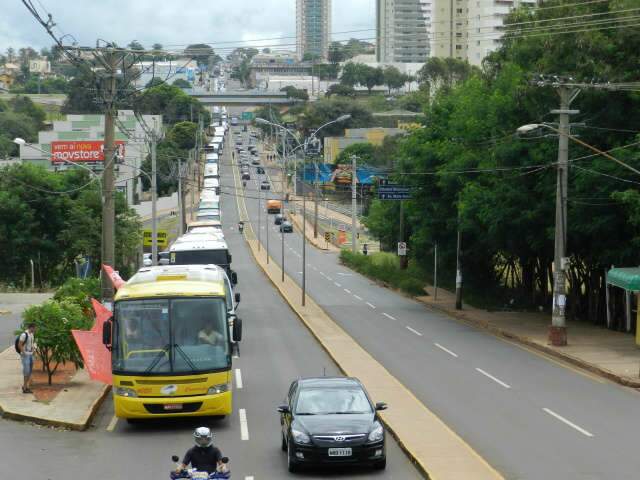  Professores estacionam 58 &ocirc;nibus na Zahran para entregar documento &agrave; Assomasul