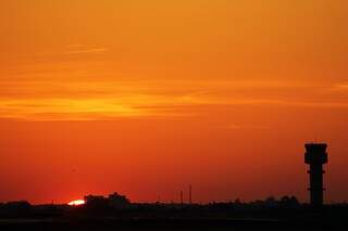 Por do sol na Orla do Aeroporto Internacional de Campo Grande.(Foto:Marcos Erminio)