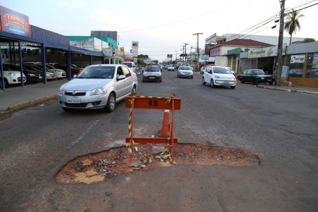 Buracos obrigam quem ganha a vida nas ruas a tra&ccedil;ar &quot;rotas imposs&iacute;veis&quot;