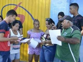 Pais durante protesto contra fechamento de turmas da Escola Estadual Dom Bosco (Foto: Anderson Gallo/Diário Corumbaense) 