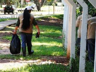 Servidores do Imasul estão recolhendo lixo que pode favorecer surgimento de focos do mosquito (Foto:Divulgação)