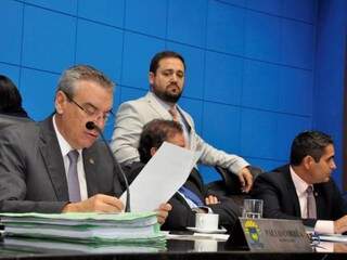 Deputados Paulo Corrêa (PSDB), Márcio Fernandes (MDB) e Herculano Borges (SD), na mesa diretora (Foto: Luciana Nassar/ALMS)