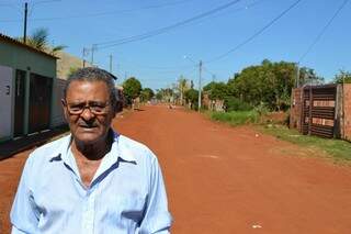 Aposentado vive há mais de 40 anos em bairro e espera asfalto (Foto: Pedro Peralta)