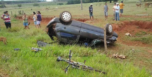  Dois ficam feridos ap&oacute;s carro capotar em Novo Horizonte do Sul  