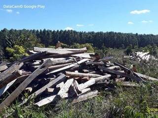 Policiais encontraram 90 esticadores e 700 estacas de madeira, além de material lenhoso incendiado (Foto/Divulgação: PMA)
