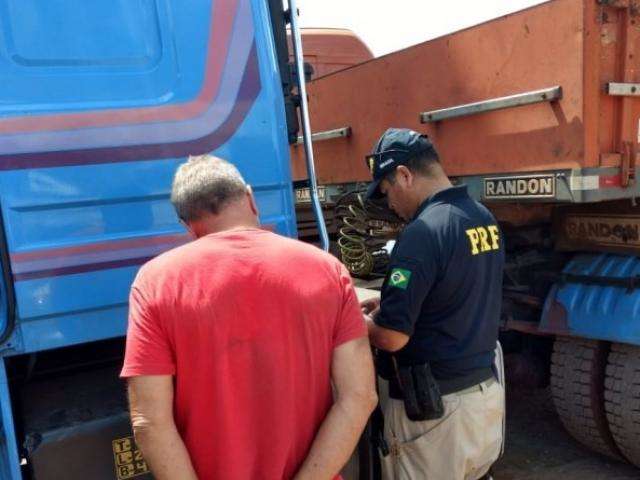 Caminhoneiro &eacute; preso com R$ 60 mil em tabletes de coca&iacute;na 