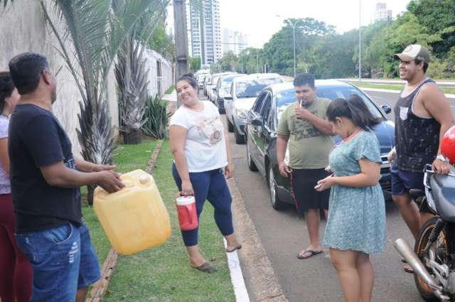 Clientes levam marmita e at&eacute; viol&atilde;o para horas na fila da gasolina