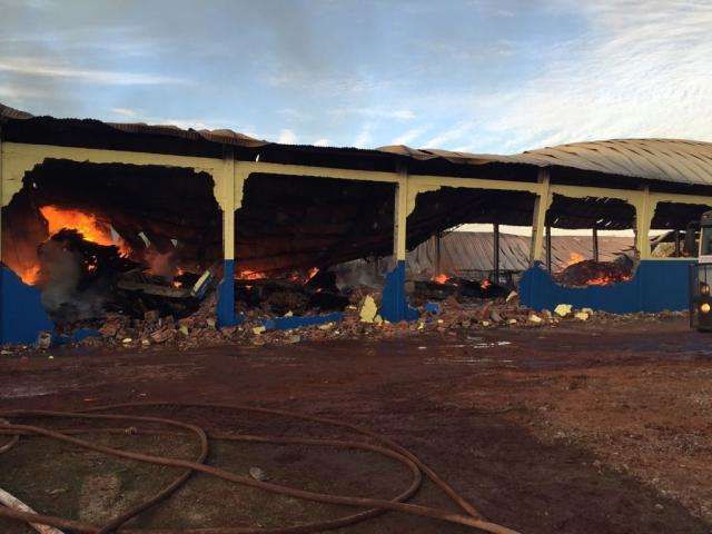 F&aacute;brica apura causas de inc&ecirc;ndio e diz que chamas atingiram s&oacute; dep&oacute;sito