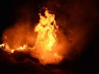 Serragem e madeira facilitaram que as chamas se alastrassem. (Foto: Sergio Melucci) 