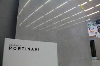 Pisos de marcas famosas, como Portinari, também então em liquidação. (Foto: Marcos Ermínio)
