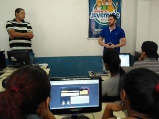 Sala de aula com professor do programa (Foto: Divulgação/ Prefeitura)