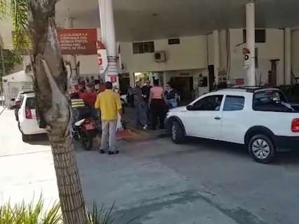 Em posto no Amambaí, clientes enfrentam 2h de fila para abastecer R$ 50