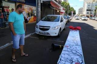 Totem caiu sobre carro que estava estacionado na 14 de julho (Foto: Marcos Ermínio)