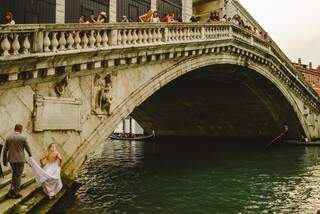 Os noivos subindo a Ponte de Rialto, em Veneza. (Foto: Allan Kaiser)
