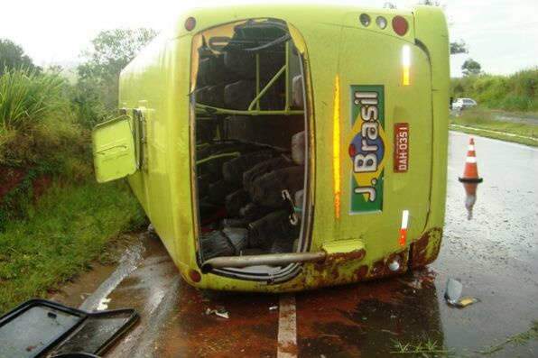  Motorista perde controle e tomba &ocirc;nibus com 8 passageiros em Bataypor&atilde;