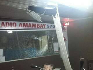 Parte do teto desabou após a granada ser atirada contra o prédio da rádio (Foto: Direto das Ruas)