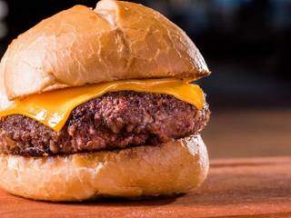 No Delícias da Tia tem cheese burguer no pão francês (Foto: Divulgação)