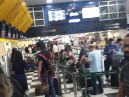 Passageiros esperam mais de 12 horas por voo após temporal em São Paulo