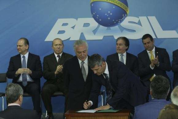 Em posse de ministros, Temer diz que problemas no pa&iacute;s exigem trabalho e uni&atilde;o