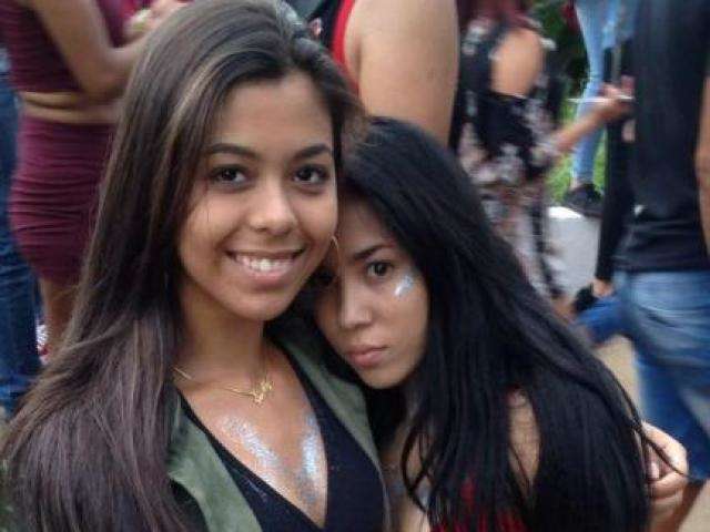 Mesmo com tempo fechado, parada LGBT re&uacute;ne milhares no Centro 