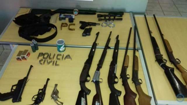 Opera&ccedil;&atilde;o encontra 11 armas, 380 muni&ccedil;&otilde;es e prende tr&ecirc;s pessoas