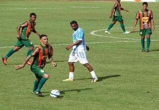 Naviraiense e Ivinhema durante a 24ª partida da história dos clubes. (Foto: Vilson Nascimento/A Gazeta News)