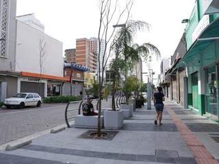 No Centro vazio, fila em loja aberta &ldquo;antes do sol&rdquo; j&aacute; dura 7 horas