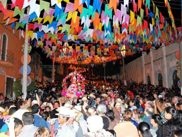  Mais de 100 fam&iacute;lias descem a ladeira do Porto Geral para dar banho em S&atilde;o Jo&atilde;o