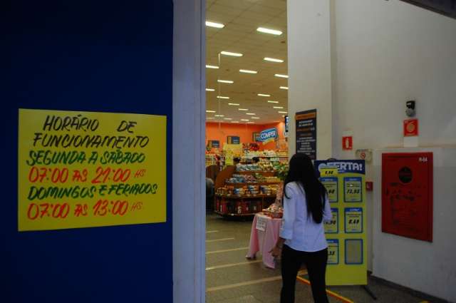Para economizar energia, rede de supermercados fecha mais cedo