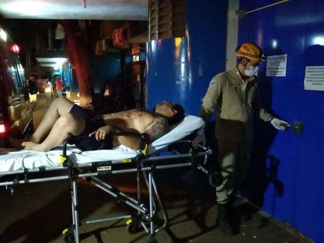 Pistoleiros invadem casa, morador corre, mas &eacute; atingido por dois tiros 