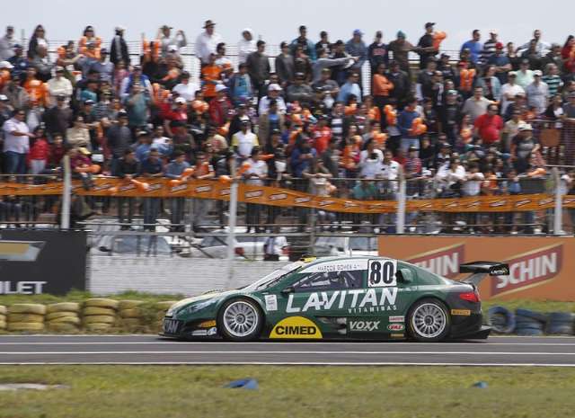 Em aut&oacute;dromo lotado, Marcos Gomes larga na pole e vence na Capital