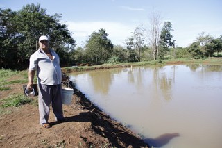 Felisbino Marques produz pacu e tambaqui em açudes na reserva indígena de Dourados (Foto: Chico Leite/Divulgação)