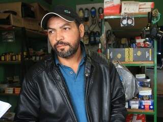 Valdomiro Pereira da Costa, 44, proprietário de uma loja de autopeças na Avenida (Foto: Marina Pacheco)