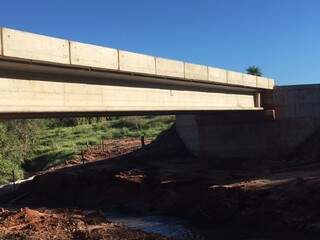 Ponte de concreto que o Governo do Estado está construindo sobre o rio Jogui, em Coronel Sapucaia (Foto: Agesul/Divulgação)