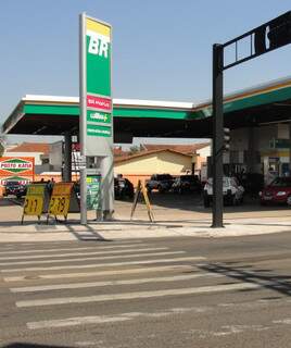 Preços médios dos combustíveis estão um pouco mais baixos, revela ANP.