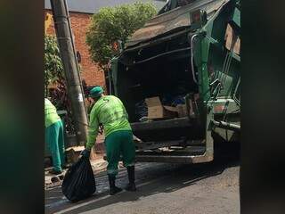Caminhão de lixo deixou vazar leite que atingiu leitor (Foto: Direto das Ruas)