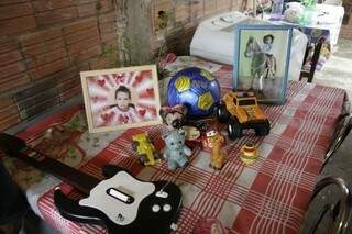 Brinquedos usados por menino morto por motociclista  são expostos em local do velório (Foto: Cleber Gellio)