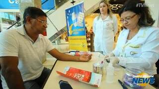 Farmacêuticos fazem campanha de doação de medula e sangue em shopping