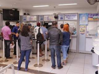 Fila de apostadores em lotérica de Campo Grande (Foto: Kísie Ainoã/Arquivo)