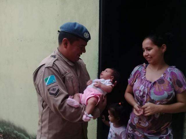 Beb&ecirc; se engasga e bombeiro auxilia salvamento por telefone