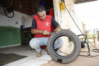 Dono de bicicletaria, Roberto Carlos toma cuidado para que águas não acumulem em pneus. Foto:Gerson Walber)