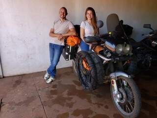 Andres Sanchez e Vanessa Collazos na moto que viajam (Foto: Arquivo pessoal)