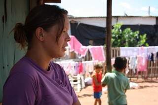 A diarista Mirian Dantas é mãe de três filhos e não tem condições de comprar o material escolar. (Foto: Marcos Ermínio)