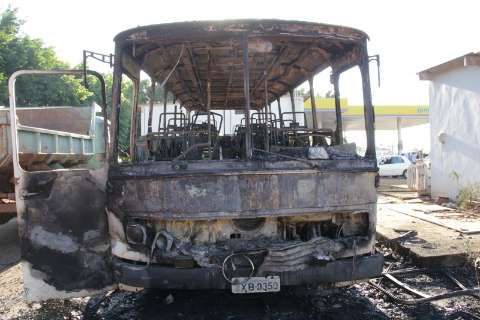 Ônibus incendiado em posto pertence a associação de militares 