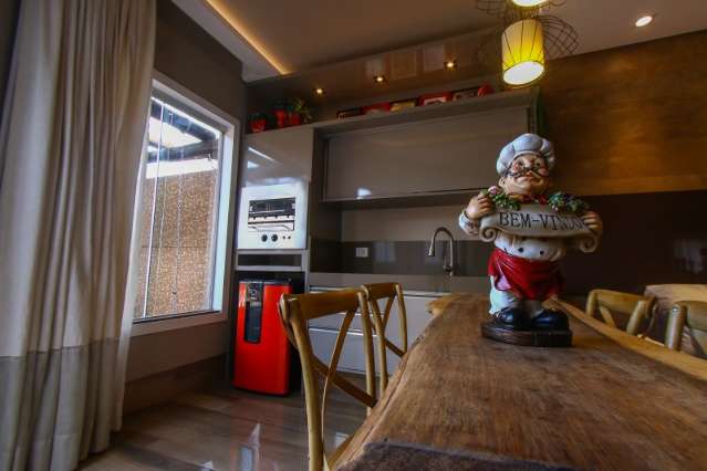 Com apenas 5 m&sup2;, cantinho de sala vira espa&ccedil;o gourmet dentro de casa