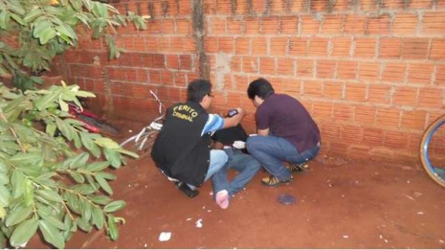 Mascarado como no filme "P&acirc;nico" mata jovem com seis tiros durante festa