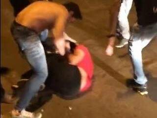 Sem chande de defesa, a vítima é agredida por Jhonny. (Foto: reprodução/vídeo)