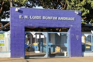 Escola Loide Bonfim Andrade, no Jardim Água Boa, fechada hoje (Foto: Helio de Freitas)