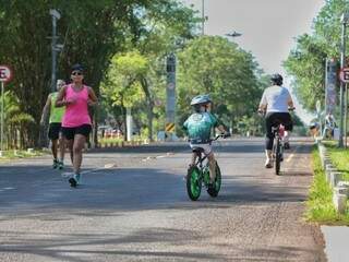 Criança aproveita a pista para gastar energia na bicicleta (Foto: Fernando Antunes)