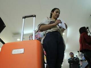 Esperando desde às 4h, Jéssica Camila conseguiu embarcar às 11h07 para Guarulhos (SP) (Foto: Marina Pacheco